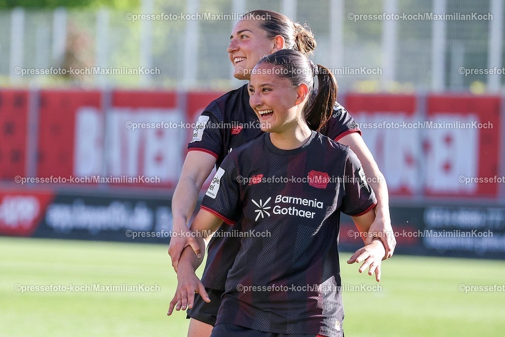xsscx26042601045 | 26.04.2026, xsscx, Frauen Fussball, Bayer 04 Leverkusen - SC Freiburg, 1. Fussball Bundesliga, 23. Spieltag, Ulrich-Haberland-Stadion, Saison 2025 2026: Die Mannschaft von Bayer 04 Leverkusen mit Sana Coskun (Bayer Leverkusen #42) und Carlotta Wamser (Bayer Leverkusen #37) feiern ihren Sieg gegen den SC Freiburg mit den Fans DFB regulations prohibit any use of photographs as image sequences and or quasi-video. Photo: xSandraxScherningxPressefotoKochx