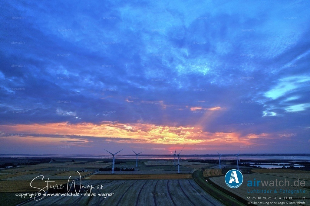 Windpark - Simonsberg | Entdecken Sie atemberaubende Luftbilder und Fotografien auf airwatch.de - Tauchen Sie ein in eine Welt voller faszinierender Aufnahmen aus der Vogelperspektive.