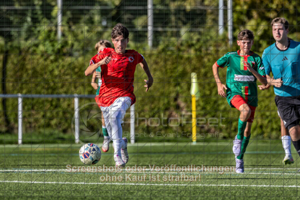 20250920_162548_0432-Bearbeitet | #,1.Göppinger SV (rot) vs. FC Esslingen II (grün), Fussball, C-Junioren Leistungsstaffel Mitte - wfv 2025/2026, Kunstrasenplatz Nord, Hohenstaufenstr. 116, 73033 Göppingen, 20.09.2025 - 15:30 Uhr,Foto: PhotoPeet-Sportfotografie/Peter Harich
