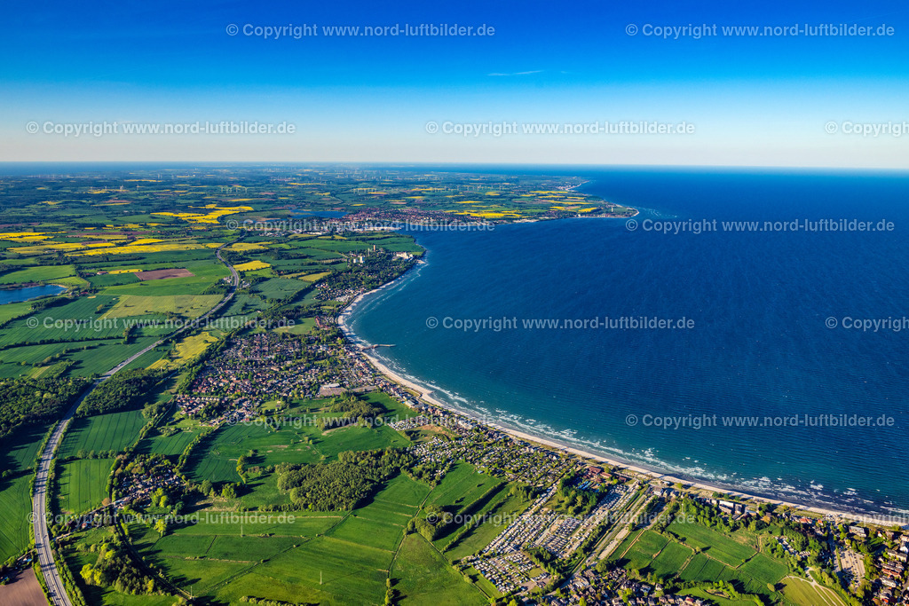 Haffkrug_ELS_1577120524a | SCHARBEUTZ 01.05.2024 Ortsansicht an der Meeres-Küste der Ostsee in Haffkrug im Bundesland Schleswig-Holstein. // Townscape on the seacoast of Baltic Sea in Haffkrug in the state Schleswig-Holstein. Foto: Martin Elsen