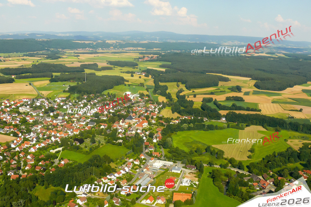 Die Luftaufnahme der Stadt Neudrossenfeld wurde vom UL-Flugzeug heraus erstellt ( keine Drohne )- hohe Auflösung für beste Qualität