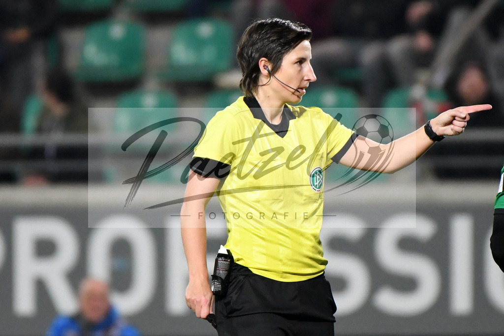 20200214_SCPFWK_0060 | Fussball, Herren: Schiedsrichterin Katrin Rafalski gestikuliert waehrend des Spiels der 3. Liga zwischen SC Preussen Muenster und FC Wuerzburger Kickers im Preussenstadion am 14.02.2020 in Muenster, Deutschland.DFB / DFL REGULATIONS PROHIBIT ANY USE OF PHOTOGRAPHS AS IMAGE SEQUENCES AND/OR QUASI-VIDEO. - Realisiert mit Pictrs.com
