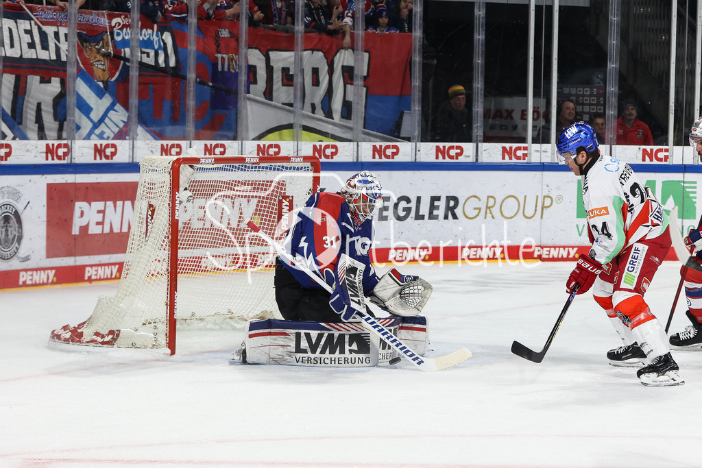 Nürnberg ICE Tigers - Augsburger Panther | Thomas Jordan TREVELYAN (AEV #24) scheitert an Niklas TREUTLE (EHC #31) / zweikampf / DEL Retro Game