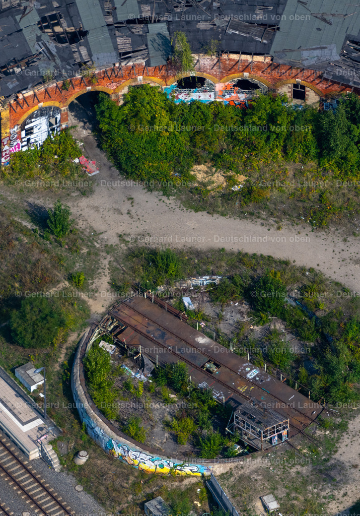 4039344 | LEIPZIG 14.09.2020 Ruine des Rundschuppen " Lokschuppen Bayerischer Bahnhof " an der Semmelweisstraße im Ortsteil Zentrum-Südost in Leipzig im Bundesland Sachsen, Deutschland. Weiterführende Informationen bei: BUWOG - Region Ost Development GmbH,  BUWOG Bauträger GmbH,  BUWOG Immobilien Treuhand GmbH,  BUWOG Lindenstraße Development GmbH,  Leipziger Stadtbau Aktiengesellschaft. // Ruin of the round shed " Lokschuppen Bayerischer Bahnhof " on street Semmelweisstrasse in the district Zentrum-Suedost in Leipzig in the state Saxony, Germany. Further information at: BUWOG - Region Ost Development GmbH,  BUWOG Bautraeger GmbH,  BUWOG Immobilien Treuhand GmbH,  BUWOG Lindenstrasse Development GmbH,  Leipziger Stadtbau Aktiengesellschaft. Foto: Gerhard Launer