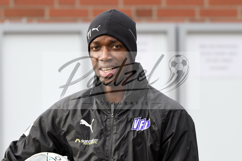 20200130_TRAOSN_0003 | Fußball, Herren: Assan Ceesay (VfL Osnabrueck) schaut waehrend der Trainingseinheit des VfL Osnabrueck im Sportpark Illoshoehe am 30.01.2020 in Osnabrueck, Deutschland. - Realisiert mit Pictrs.com