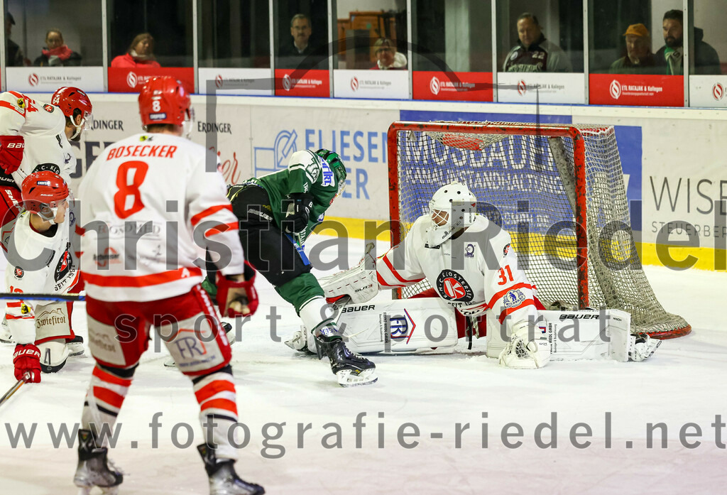 2023-10-20_157_TSV_Erding_gegen_EHC_Klostersee | Erding, Deutschland, 20.10.2023:.Eishockey, Bayernliga Vorrunde 2023 / 2024, 2. Spieltag, TSV Erding gegen EHC Klostersee, Endergebnis: 7:2..Tobias Hilger (EHC Klostersee, #13), Marc Bosecker (EHC Klostersee, #8), Torwart Philipp Hähl (EHC Klostersee, #3)..Foto: Christian Riedel / fotografie-riedel.net