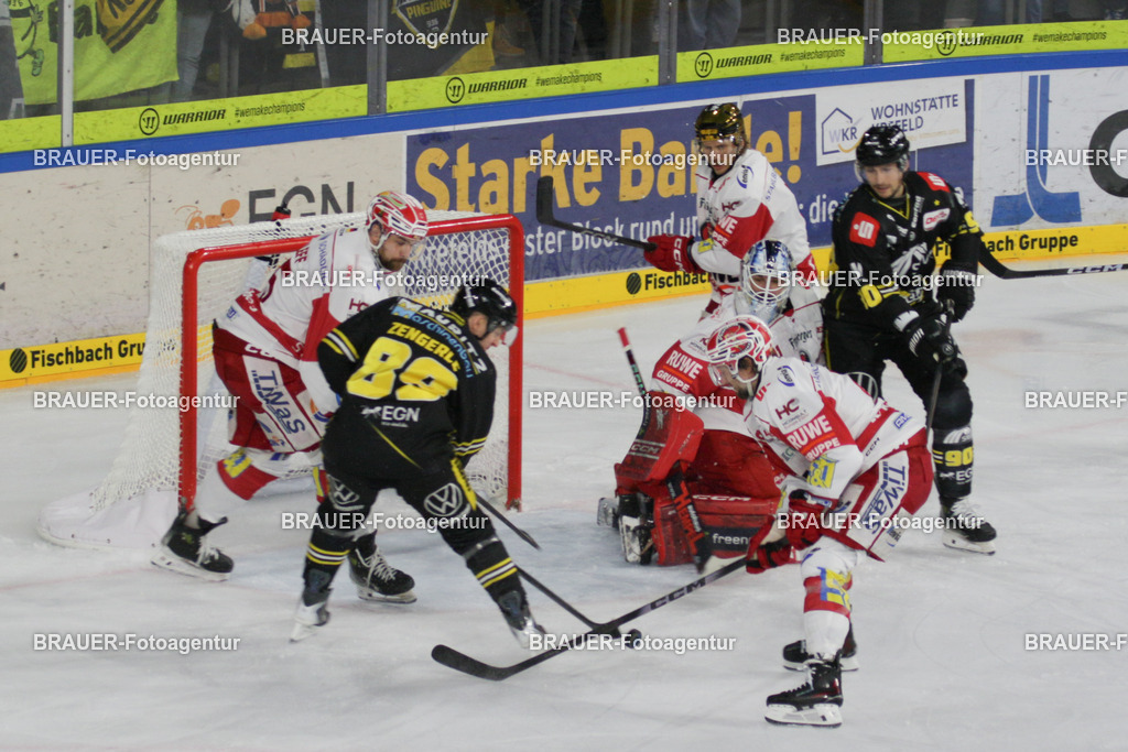 02.11.2025: DEL2  Krefeld Pinguine - Eispiraten Crimmitschau | Krefeld, Deutschland, 02.11.2025: Mark Zengerle (Krefeld Pinguine) im Kampf um den Puck während des DEL2-Spiels zwischen Krefeld Pinguine - Eispiraten Crimmitschau am 02.11. 2025 in der Yayla-Arena in Krefeld, Deutschland. (Foto Ralph Görtz / Brauer-Fotoagentur)