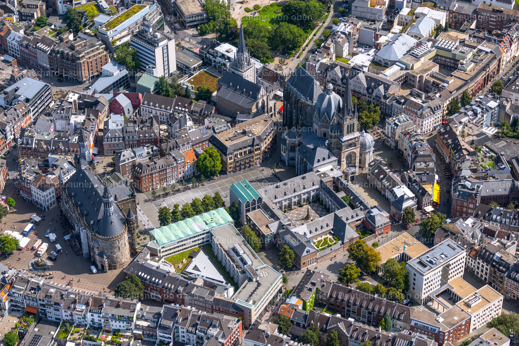 4049082 | Rathaus und  Aachener Dom, auch Hoher Dom zu Aachen, Aachener Münster oder Aachener Marienkirche, ist die Bischofskirche des Bistums Aachen und das bedeutendste Wahrzeichen der Stadt Aachen