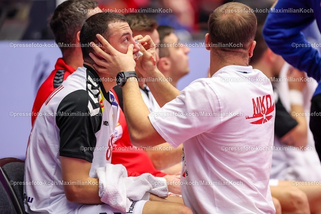 EHF20012601060 | 20.01.2026, Handball, Men's EHF EURO 2026, Nordmazedonien - Rumänien, Jyske Bank Boxen in Herning, Dänemark, Preliminary Round:  Pavle Atanasijevikj (North Macedonia #88) sitzt blutend verletzt mit Schmerzen auf dem Spielfeld und muss medizinisch versorgt werden.