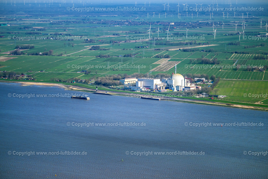 Brokdorf_Kernkraftwerk_ELS_2328060423 | BROKDORF 06.04.2023 Gebäude der stillgelegten Reaktorblöcke und Anlagen des AKW - KKW Kernkraftwerk am Ufer des Flußverlaufes der Elbe in Brokdorf im Bundesland Schleswig-Holstein, Deutschland. Weiterführende Informationen bei: E.ON SE,  Vattenfall Europe Sales GmbH. // Building the decommissioned reactor units and systems of the NPP - NPP nuclear power plant on elbe river in Brokdorf in the state Schleswig-Holstein, Germany. Further information at: E.ON SE,  Vattenfall Europe Sales GmbH. Foto: Martin Elsen