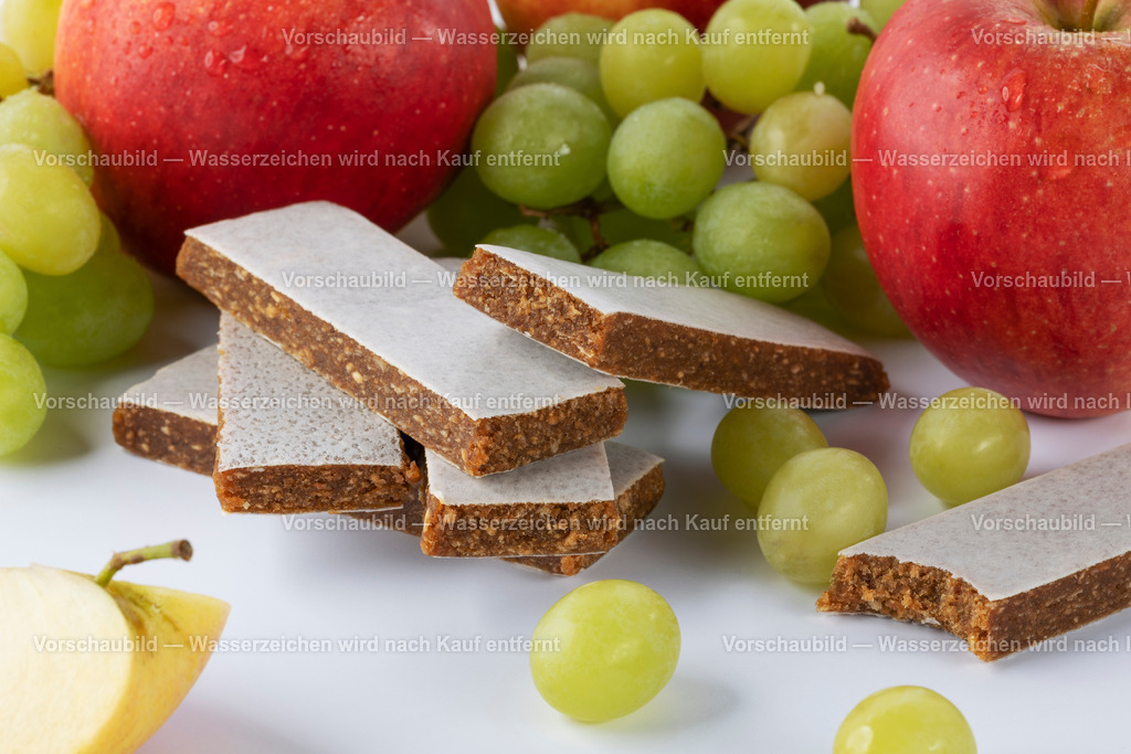 mehrere Fruchtschnitten, eingerähmt von frischen Weintrauben und Äpeln | mehrere Fruchtschnitten, eingerähmt von frischen Weintrauben und Äpeln - Realisiert mit Pictrs.com