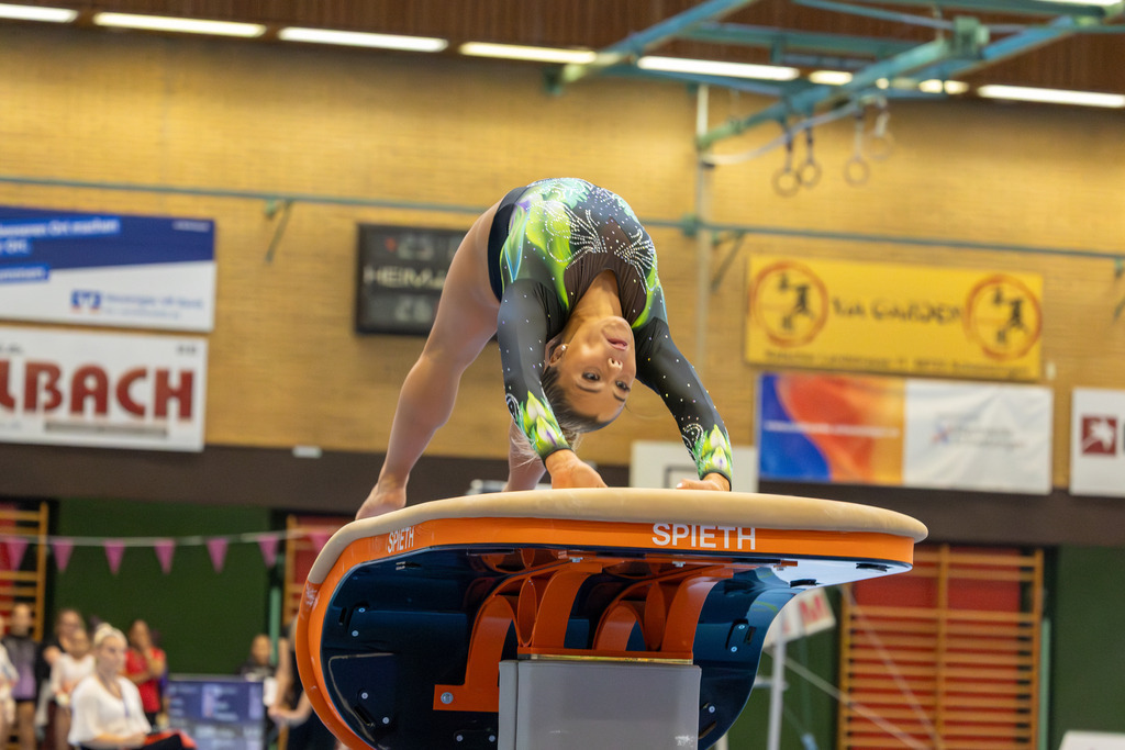 Deutsche Turnliga DTL (Bundesliga) der Frauen, 3. Wettkampftag 2025 in Ketsch***Samira Raffin (TSV Tittmoning-Chemnitz) am Sprung | Deutsche Turnliga DTL (Bundesliga) der Frauen, 3. Wettkampftag 2025 in Ketsch***Samira Raffin (TSV Tittmoning-Chemnitz) am Sprung - Realisiert mit Pictrs.com