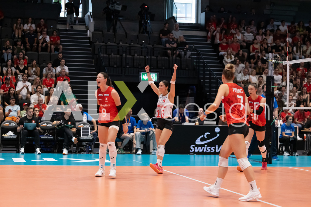 Austria v Switzerland - CEV European League Women | KRIENS, SWITZERLAND - JUNE 14: FABIANA MOTTIS of Switzerland, SARINA WIELAND of Switzerland, JULIE LENGWEILER of Switzerland and MÉLINE PIERRET of Switzerland celebrating during the CEV European League match between Austria and Switzerland at Pilatus Arena on June 14, 2026 in Kriens, Switzerland. - Realisiert mit Pictrs.com