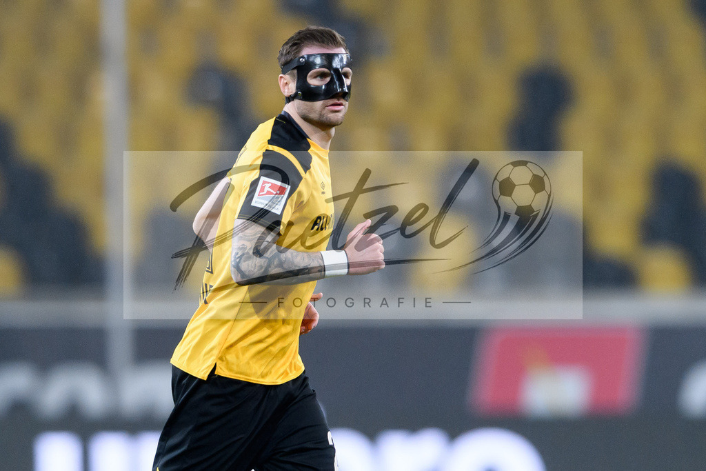 SGDHSV20220114_94 | Fussball, Herren: Michael Sollbauer (SG Dynamo Dresden) schaut bei dem Spiel der 2. Bundesliga zwischen SG Dynamo Dresden und Hamburger SV im Rudolf-Harbig-Stadion am 14.01.2022 in Dresden, Deutschland.DFB / DFL REGULATIONS PROHIBIT ANY USE OF PHOTOGRAPHS AS IMAGE SEQUENCES AND/OR QUASI-VIDEO. - Realisiert mit Pictrs.com