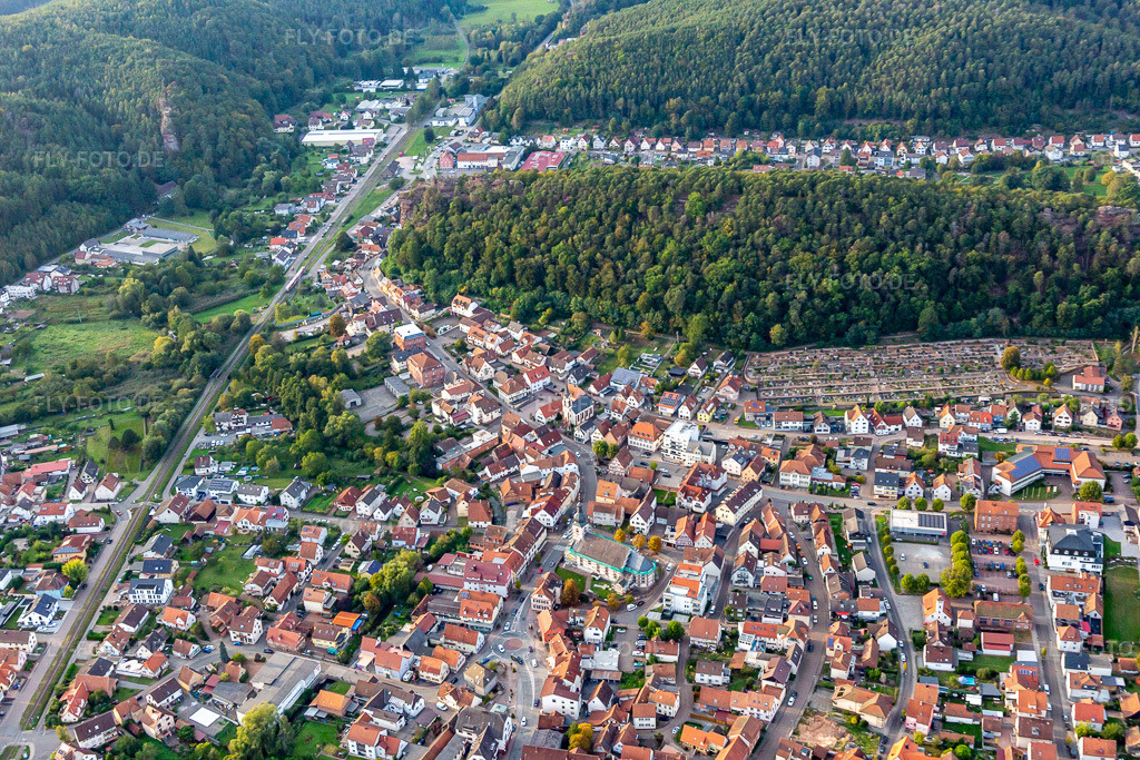 Luftbild: Ortsansicht von Süden in Dahn im Bundesland Rheinland-Pfalz in Deutschland. Foto: IMG_139038.jpg vom 30.09.2023 durch Werner Riehm/FLY-FOTO.de