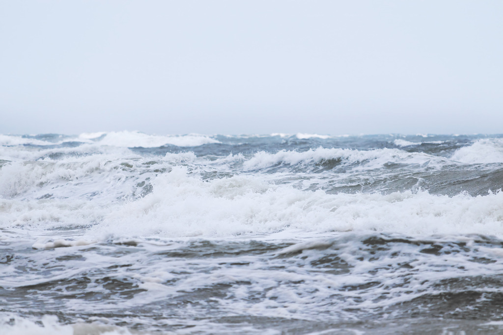 XXL Wandbild: Stürmische Ostsee | Ungezähmte Naturkraft und maritime Dynamik im Querformat. Dieses XXL Wandbild fängt die beeindruckende Energie der Ostsee an einem stürmischen Tag ein: Tiefe, graublaue Wogen peitschen auf, während sich die weiße Gischt in kaskadenartigen Schaumkronen bricht. Nutzen Sie dieses charakterstarke Motiv als kraftvolles Statement in modernen Büroräumen, Kanzleien oder kreativen Agenturen, um eine Atmosphäre von Fokus und Entschlossenheit zu schaffen. Auch in großzügigen Wohnzimmern dient es als Fenster zur wilden Natur. Das lebendige Spiel aus dunklem Wasser und leuchtend weißer Brandung verleiht jeder Wand eine markante Tiefe und eine vitale Ausstrahlung.