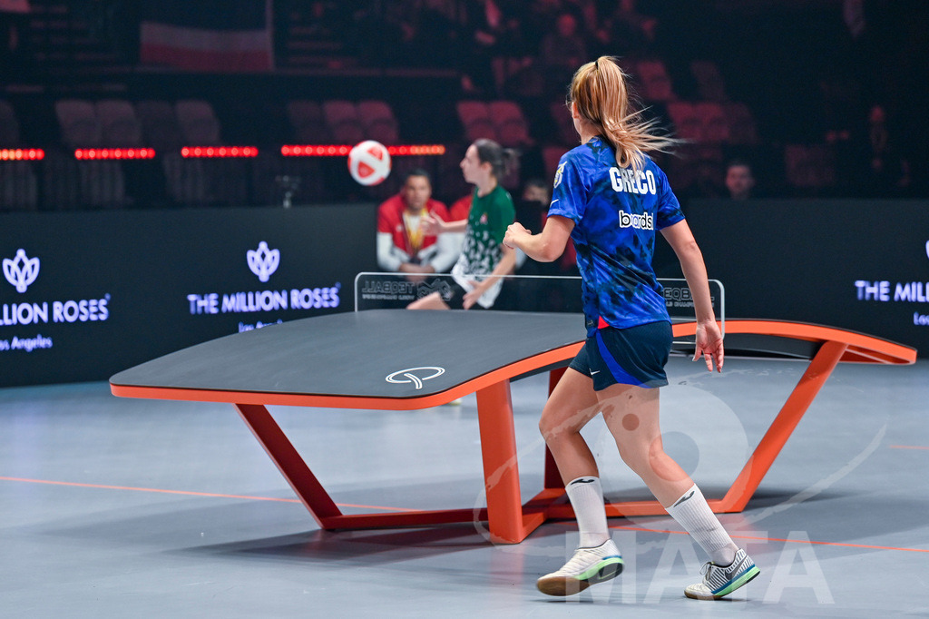 _DWI5875 | Anna Iszak vs Carolyn Greco beim Frauen- Single  Ungarn vs. USA bei der Teqball Weltmeisterschaft 2022 in der Kia Metropole Arena. Nürnberg, 27.11.2022 - Realisiert mit Pictrs.com