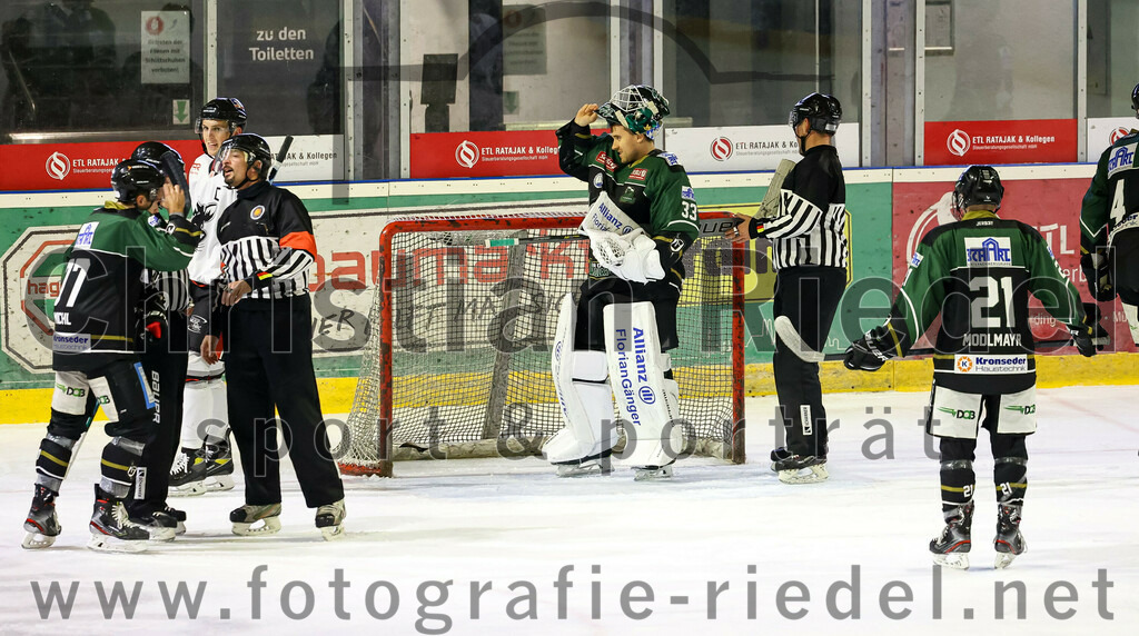 2022-09-30_025_TSV_Erding_gegen_EV_Dingolfing | Erding, Deutschland, 30.09.2022:
Eishockey, Bayernliga 2022 / 2023, Testspiel, TSV Erding gegen EV Dingolfing, Endergebnis: 3:4

Philipp Michl (Erding Gladiators, #77), Torwart Thomas Hingel (Erding Gladiators, #33), Erik Modlmayr (Erding Gladiators, #21)

Foto: Christian Riedel / fotografie-riedel.net