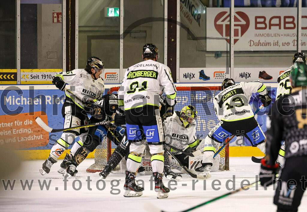 2024-02-16_044_TSV_Erding_gegen_ERSC_Amberg | Erding, Deutschland, 16.02.2024:
Eishockey, Bayernliga Playoffs 2023 / 2024, 1. Spieltag, TSV Erding gegen ERSC Amberg, Endergebnis: 1:2

Torwart Timon Bätge (ERSC Amberg, #31), Kevin Schmitt (ERSC Amberg, #19)

Foto: Christian Riedel / fotografie-riedel.net