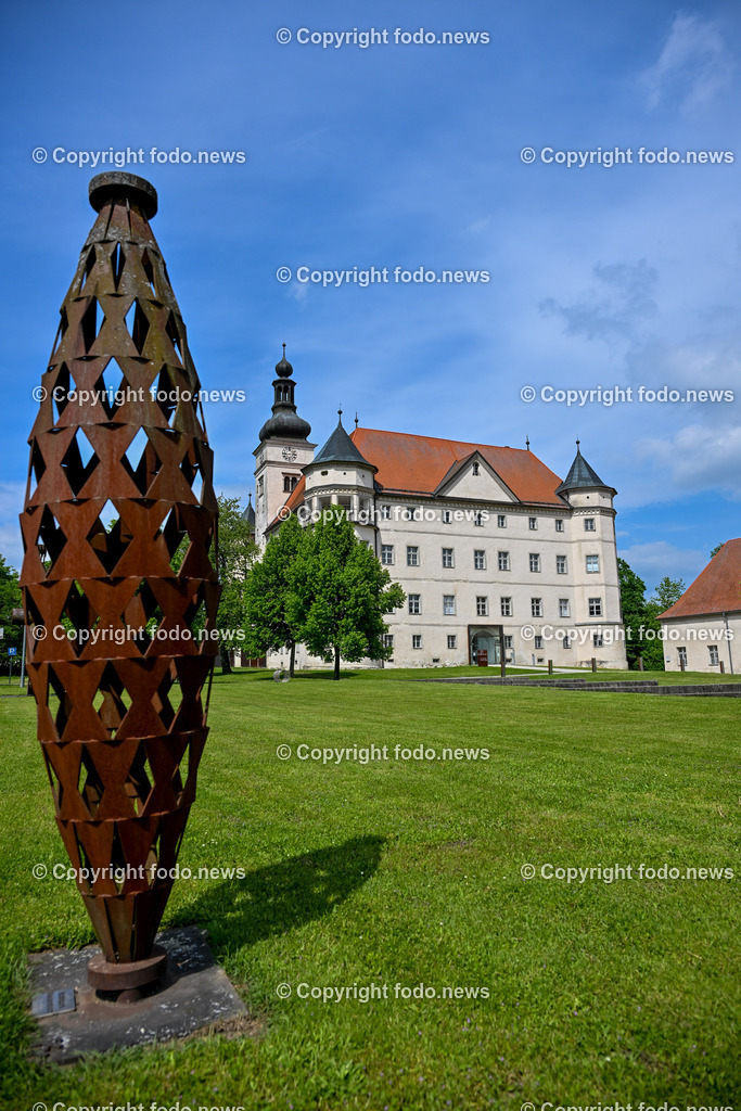 Hartheim_ Lern- und Gedenkschloss_ 07.05.2025-11 | 07.05.2025, Hartheim, AUT, Lern- und Gedenkort, Schloss Hartheim, im Bild Schloss Hartheim, Toetungsanstalt der Nazionalsozialisten waehrend des 2. Weltkrieg, NS-Zeit, Holocaust, Euthanasie, Psychiatrie, Gedenkstaette, KZ-Haeftlinge, Menschen mit Behinderung, Verbrechen, Weg der Vielfalt, gegen Vergessen