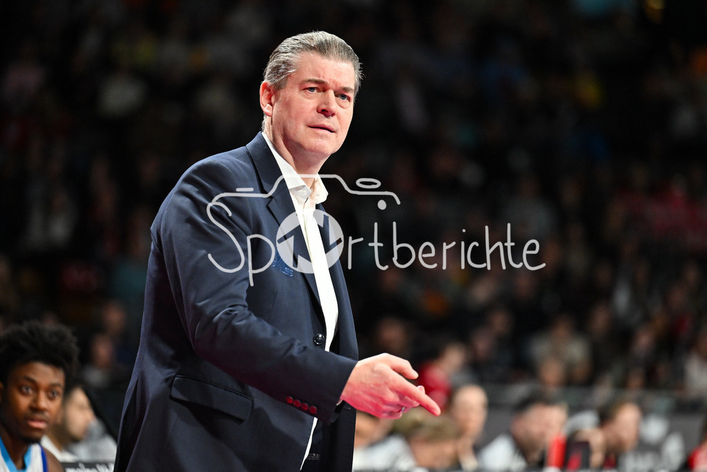 FC Augsburg - 1. FC Heidenheim | MUNICH, GERMANY - 17. FEBRUARY: im Bild Klaus PERWAS Trainer Skyliners Frankfurt / Einzelfoto / Freisteller während dem Spiel zwischen dem FC Bayern München und den Skyliners Frankfurt am 21. Spieltag der easyCredit BBL im BMW Park