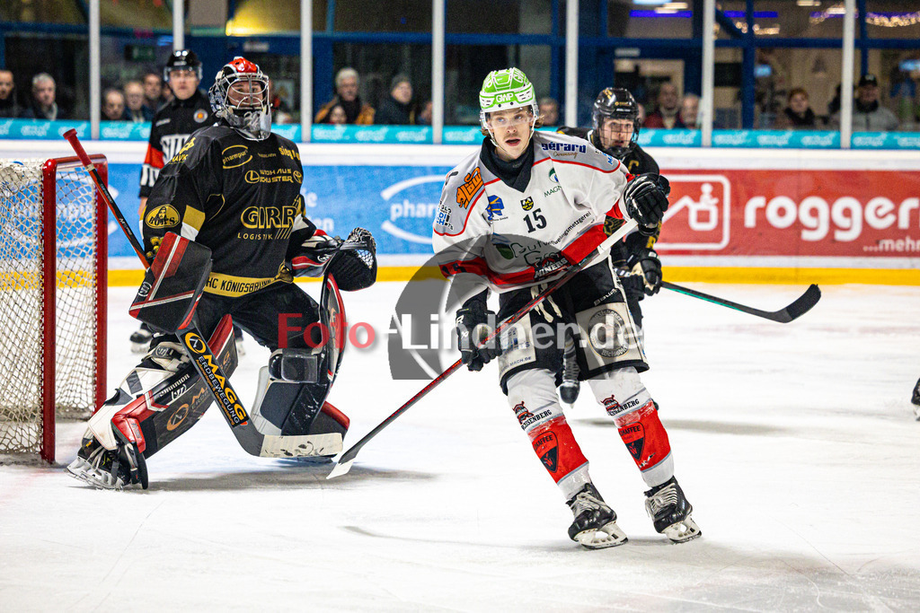 EHC Königsbrunn PINGUINE gegen TSV Peißenberg MINERS | Eishockey Bayernliga Herren Playoffs Viertelfinale 2024/25 - Spiel 5 von 7, EHC Königsbrunn PINGUINE gegen TSV Peißenberg MINERS, 20250218,Ryan MURPHY (MINERS 15) vor dem Tor,2025-02-18 in Königsbrunn (Eisstadion Königsbrunn)Ryan MURPHY (MINERS 15), Stefan VAJS (EHC Goalie 32)Copyright: WolfgangxLindner foto-lindner.de