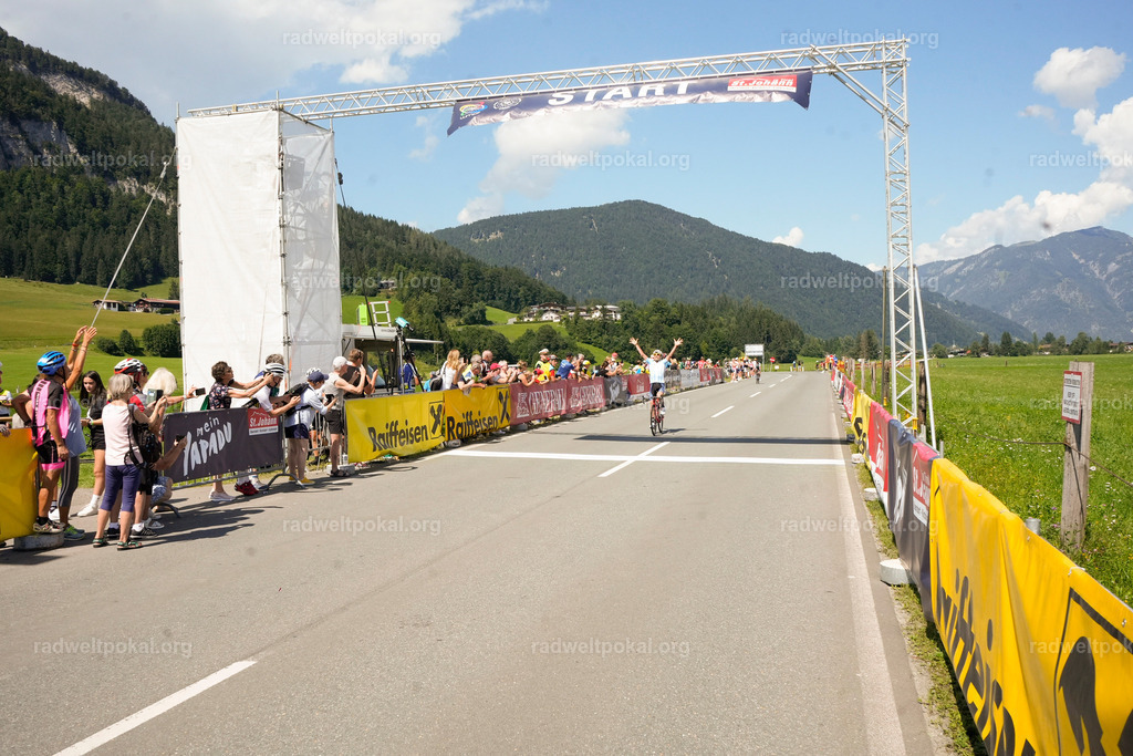 688_20230817_Bewerb_Maenner_Muehlanger | AUT - OESTERREICH, 2023-08-16: SPORT RENNRAD-FAHREN - 55. INTERNATIONALER RADWELTPOKAL IN ST. JOHANN IN TIROL  - Vintage-Radrennen mit WM-Bronze-Medaillen-Siegerin Christina Schweinberger, den Teilnehmer und Alexander Baumann (vom Orginastions-Team) - TAG 2 BEWERB MAENNER IN SECHS GRUPPEN  ; Foto: Roland Muehlanger