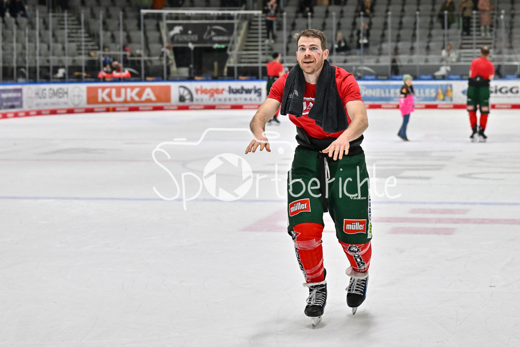 Augsburger Panther - Schwenninger Wild Wings | Die Augsburger Panther feiern zusammen mit den Fans dem Heimsieg gegen Schwenningen / DEL: Augsburger Panther - Schwenninger Wild Wings, Curt Frenzel Stadion am 02.02.2025 / Chris COLLINS (Augsburger Panther #10)