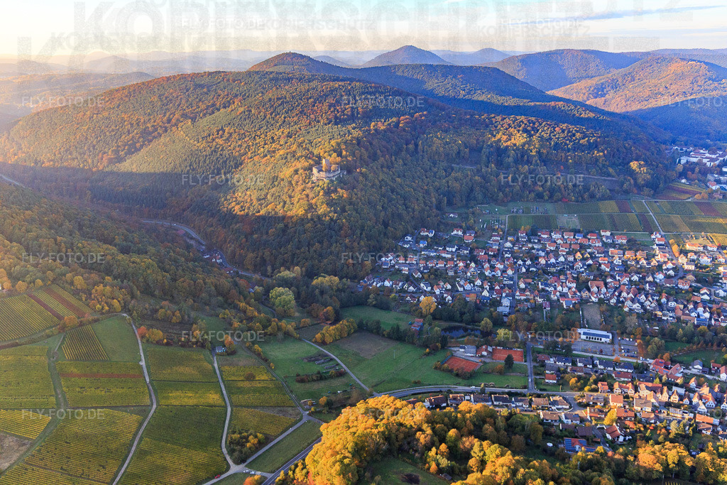 Ortsansicht unter der Burgruine der Burg Landeck im herbstlichem Wald bei Abendlicht https://www.landeck-burg.de/ | Luftbild: Ortsansicht unter der Burgruine der Burg Landeck im herbstlichem Wald bei Abendlicht https://www.landeck-burg.de/ in Klingenmünster im Bundesland Rheinland-Pfalz in Deutschland. Foto: IMG_095775.jpg vom 30.10.2016 durch Werner Riehm/FLY-FOTO.de - Realisiert mit Pictrs.com