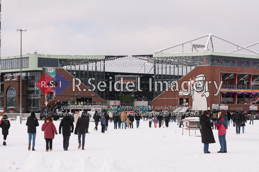 RS-1-147405 | Bremer und Hamburger Fans laufen über das zugeschneite Heiligengeistfeld zum Millerntorstadion.