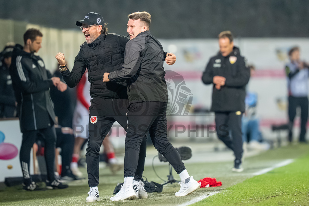 VfB Stuttgart II vs. FC Energie Cottbus, Fussball, 3.Liga, 27. Spieltag, Saison 2025/2026, 03.03.2026 | Claus-Dieter Wollitz (Trainer FC Energie Cottbus) jubelt nach Abpfiff,VfB Stuttgart II vs. FC Energie Cottbus, Fussball, 3.Liga, 27. Spieltag, Saison 2025/2026, 03.03.2026Foto: photosbyphips/Philip Ziegler