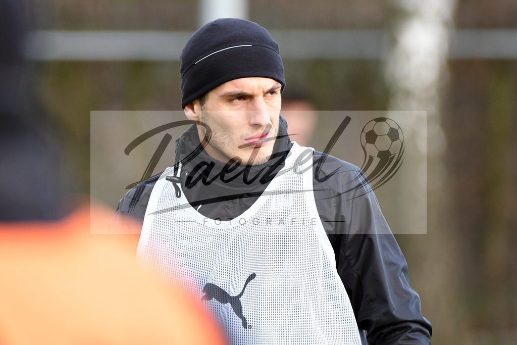 20200225_TRAOSN_0019 | Fussball, Herren: Bashkim Ajdini (VfL Osnabrueck) schaut waehrend der Trainingseinheit des VfL Osnabrueck im Sportpark Illoshoehe am 25.02.2020 in Osnabrueck, Deutschland. - Realisiert mit Pictrs.com