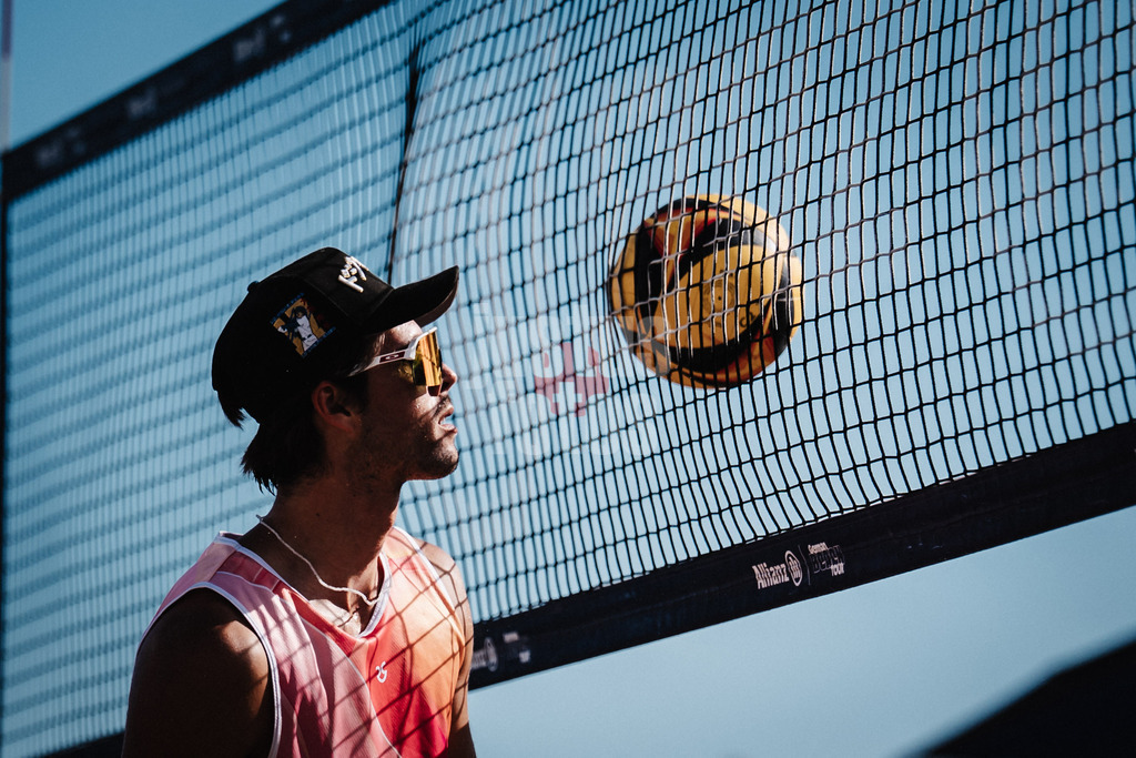 Beachvolleyball | Männer | Deutsche Meisterschaften 2025 Timmendorfer Strand | 06.09.2025 | Niklas Held schaut den Ball auf der anderen Seite an