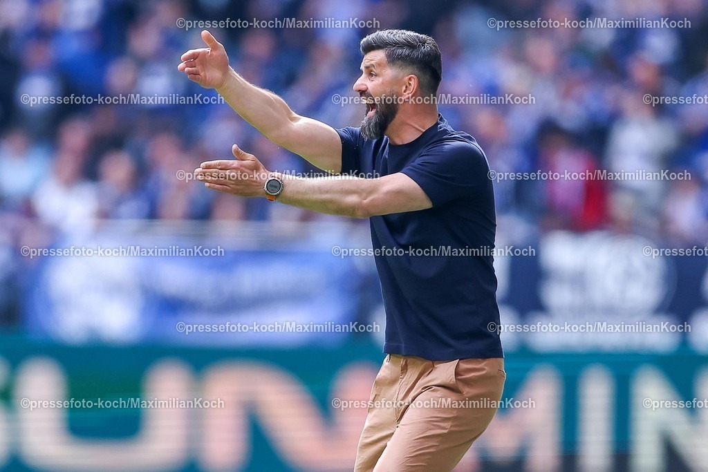 S0419042601060 | 19.04.2026, Fußball, FC Schalke 04 - SC Preußen Münster, 30. Spieltag, 2. Fußball Bundesliga, Veltins-Arena Gelsenkirchen, Saison 2025 2026: Cheftrainer Miron Muslic (Schalke04) gestikulierend am Spielfeldrand   DFB regulations prohibit any use of photographs as image sequences and or quasi-video.