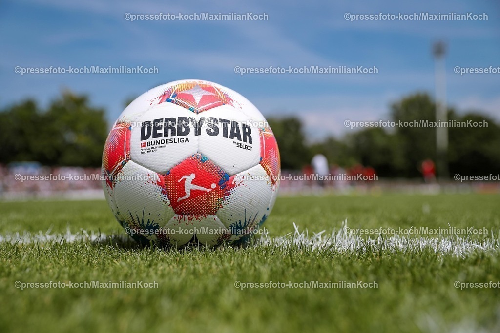 1FC12072501069 | 12.07.2025, Fußball, SV Bergisch Gladbach 09 - 1. FC Köln, Testspiel, BELKAW-Arena, Saison 2025 2026: Nahaufnahme offizieller Spielball der 1. Fußballbundesliga Bundesliga Derbystar Select mit Logo Emblem der BLDFB regulations prohibit any use of photographs as image sequences and or quasi-video.