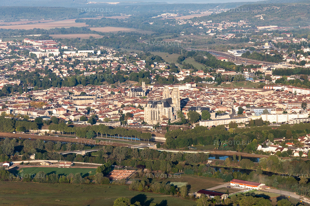 Vue aérienne: Vue de la ville à Dommartin-lès-Toul dans le département Meurthe et Moselle, France. Photo: IMG_118105.jpg prise le 15/09/2019 par Werner Riehm/FLY-FOTO.eu – Résolution de l'original: 5315 x 3543 px