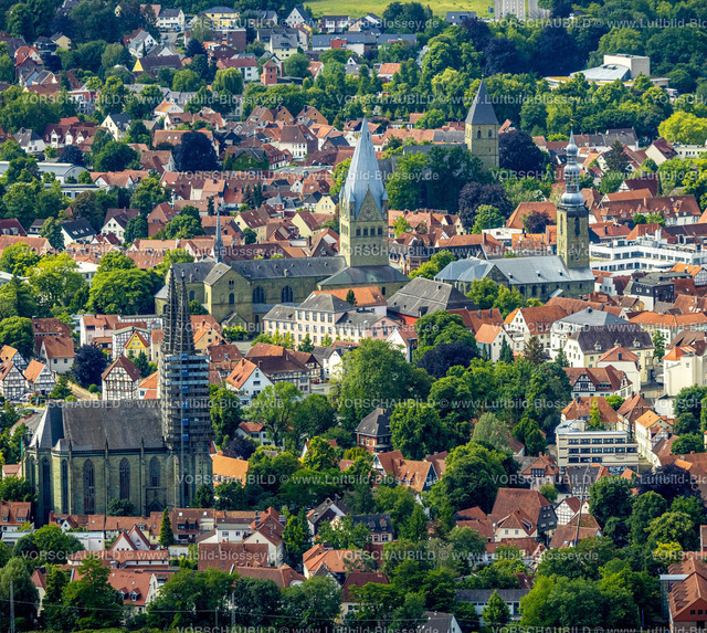 Soest220600261 | Luftbild, Luftbild, Altstadt mit (von links) evang. Kirche Sankt Maria zur Wiese (Wiesenkirche), St. Patrokli-Dom, Sankt Pauli Kirche und St. Petri Alde Kerke, Walburger, Soest, Soester Boerde, Nordrhein-Westfalen, Deutschland