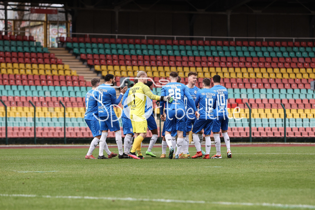 VSG Altglienicke - Viktoria Berlin | Das Team aus Altglienicke motiviert sich nochmal vor der Partie