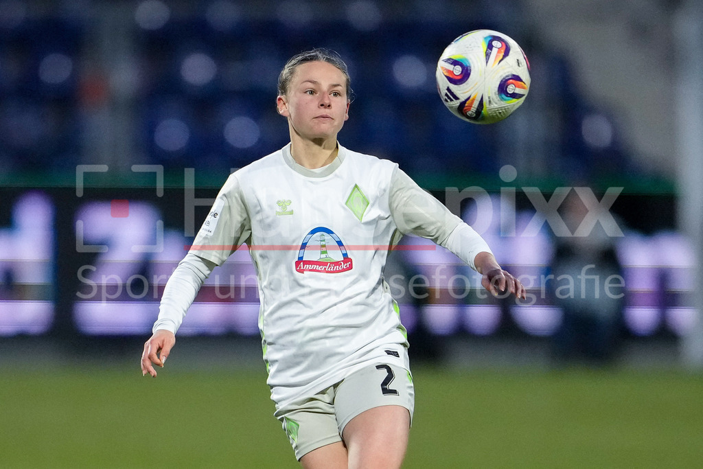 Fussball, Google Pixel Frauen-Bundesliga, TSG 1899 Hoffenheim - SV Werder Bremen | Chiara D Angelo (Werder, 2), am Ball, Einzelbild, Einzelfoto, Aktion, Action, 01.02.2026, Sinsheim (Hoffenheim)  (Deutschland), Fussball, Google Pixel Frauen-Bundesliga, TSG 1899 Hoffenheim - SV Werder Bremen, DFB/DFL REGULATIONS PROHIBIT ANY USE OF PHOTOGRAPHS AS IMAGE SEQUENCES AND/OR QUASI-VIDEO., DIE DFB-RICHTLINIEN UNTERSAGEN JEGLICHE NUTZUNG VON FOTOS ALS SEQUENZBILDER UND/ODER VIDEOÄHNLICHE FOTOSTRECKEN. DFB REGULATIONS PROHIBIT ANY USE OF PHOTOGRAPHS AS IMAGE SEQUENCES AND/OR QUASI-VIDEO.