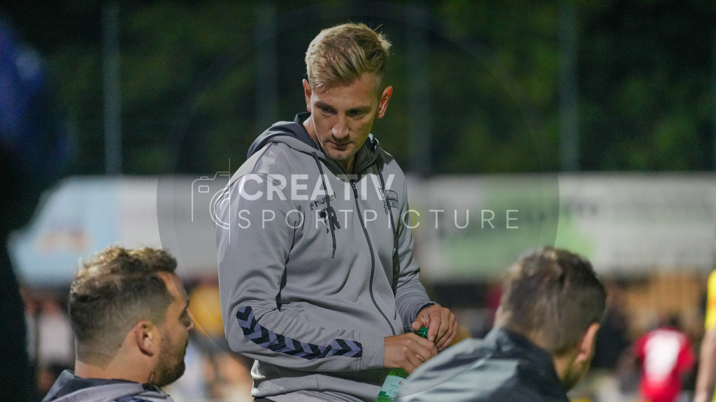 Fußball, Herren, Saison 2025/2026, Regionalliga Nordost, 8. Spieltag, FSV 63 Luckenwalde vs. FC Hertha 03 Zehlendorf, Dienstag 16.09.2025, Werner-Seelenbinder-Stadion Luckenwalde, | Fußball, Herren, Saison 2025/2026, Regionalliga Nordost, 8. Spieltag, FSV 63 Luckenwalde vs. FC Hertha 03 Zehlendorf, Dienstag 16.09.2025, Werner-Seelenbinder-Stadion Luckenwalde, Im Bild: Tillman Käpnick (Trainer Zehlendorf) - Realisiert mit Pictrs.com