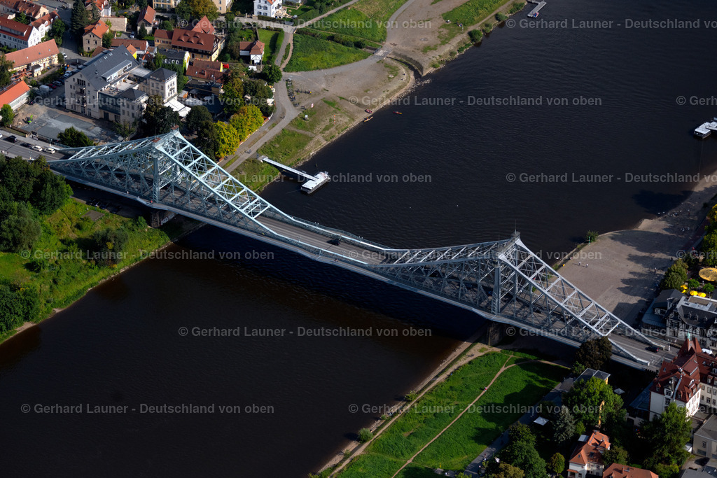 4060821 | DRESDEN 07.09.2021 Loschwitzer Brücke " Blaues Wunder " über dem Fluss Elbe in Dresden im Bundesland Sachsen. Die Elbbrücke verbindet die Stadtteile Blasewitz und Loschwitz miteinander und gilt als Wahrzeichen der Stadt. Weiterführende Informationen bei: DREWAG - Stadtwerke Dresden GmbH,  DVB Dresdner Verkehrsbetriebe AG,  Landeshauptstadt Dresden. // the Loschwitzer bridge called " Blue Miracle " over the river Elbe in Dresden in the state Saxony. The bridge connects the districts Blasewitz and Loschwitz and is a well known landmark in Dresden. Further information at: DREWAG - Stadtwerke Dresden GmbH,  DVB Dresdner Verkehrsbetriebe AG,  Landeshauptstadt Dresden. Foto: Gerhard Launer