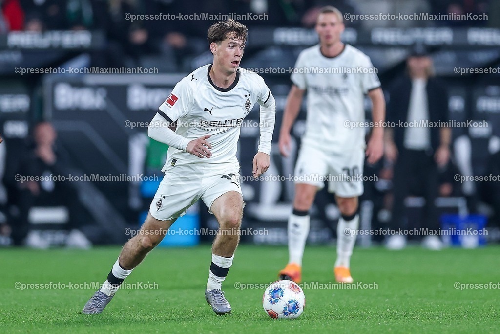 BMG05102502159 | 05.10.2025, Fußball, Borussia Mönchengladbach - SC Freiburg, 1. Fußball Bundesliga, Borussia-Park, Saison 2025 2026: Philipp Sander&nbsp;(Borussia Mönchengladbach #16) DFB regulations prohibit any use of photographs as image sequences and or quasi-video.