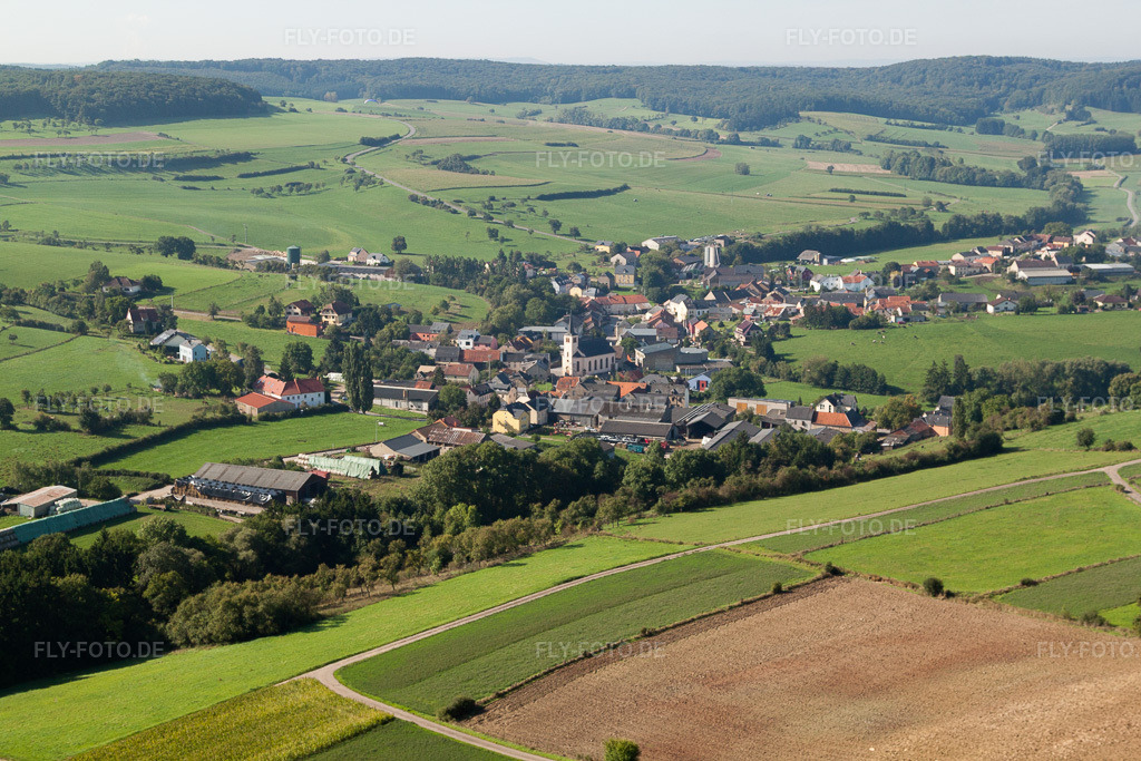 Luftbild: Ortsansicht in Osweiler im Bundesland Gréiwemaacher in Luxemburg. Foto: IMG_33659.jpg vom 11.09.2010 durch Werner Riehm/FLY-FOTO.de