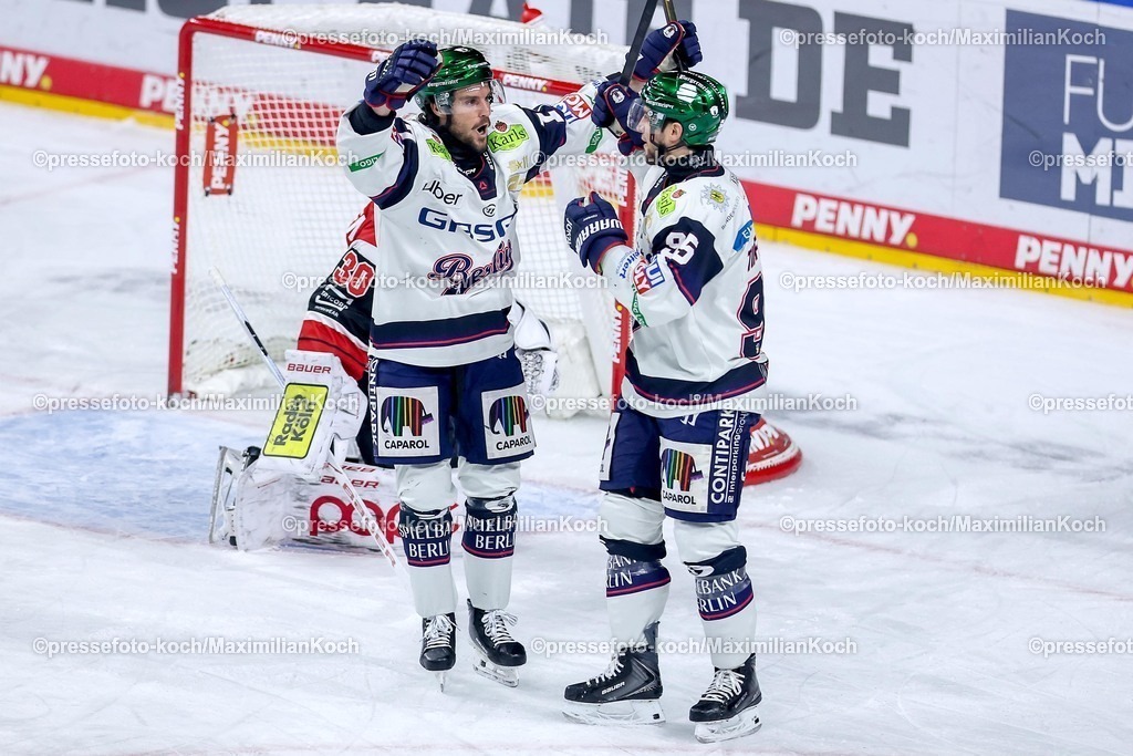 KEC20042601020 | 20.04.2026, Eishockey, DEL Halbfinale Play-Offs, Kölner Haie - Eisbären Berlin, Spiel 6, Lanxess-Arena Köln: Torjubel nach dem Tor zum 2:0 durch Torschütze Frederik Tiffels (Eisbären Berlin #95)  zusammen mit  