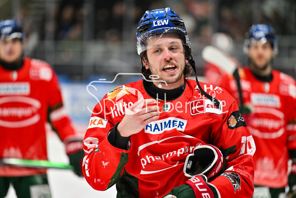 Augsburger Panther - Eisbären Berlin | AUGSBURG, GERMANY - 27. JANUARY: im Bild ein sichtlich angefressener Riley DAMIANI (Augsburger Panther 19) während dem Match zwischen den Augsburger Panthern und den Fischtown Pinguins am 43. Spieltag der Penny DEL im Curt Frenzel Stadion