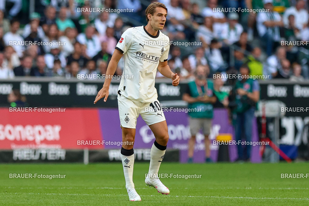 Borussia Mönchengladbach vs Hamburger SV - Bundesliga  | Mönchengladbach, Deutschland, 24.08.25:   Florian Neuhaus (Borussia Mönchengladbach) schaut waehrend des Spiels der Bundesliga zwischen Borussia Mönchengladbach vs Hamburger SV im Stadion im Borussia Park(Foto von Brauer-Fotoagentur / Adrian Schlueter)
