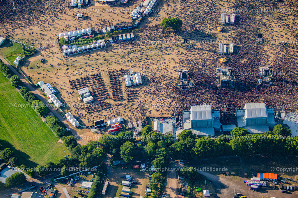 Wacken_Musik_Festival_ELS_3449060822 | WACKEN 06.08.2022 Besucher des Wacken Musik- Festivals auf dem Veranstaltungs- Konzertgelände an der Norderstraße in Wacken im Bundesland Schleswig-Holstein, Deutschland. Weiterführende Informationen bei: CTS EVENTIM AG & Co. KGaA,  ICS Festival Service GmbH,  SH Promotion GmbH&amp;Co.KG. // Participants in the Wacken music festival on the event concert area on street Norderstrasse in Wacken in the state Schleswig-Holstein, Germany. Further information at: CTS EVENTIM AG & Co. KGaA,  ICS Festival Service GmbH,  SH Promotion GmbH&amp;Co.KG. Foto: Martin Elsen