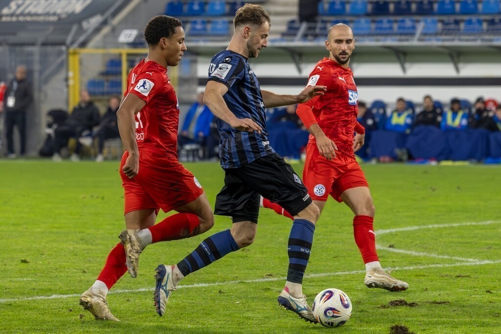 Fußball, Badischer Pokal 2025/26, Viertelfinale: Waldhof Mannheim gegen FC-Astoria Walldorf | Fußball, Badischer Pokal 2025/26, Viertelfinale: Waldhof Mannheim gegen FC-Astoria Walldorf***Bild: Lukas Klünter (24, Mannheim) leitet das vorentscheidende Tor zum 2:1 für Waldhof ein - Realisiert mit Pictrs.com