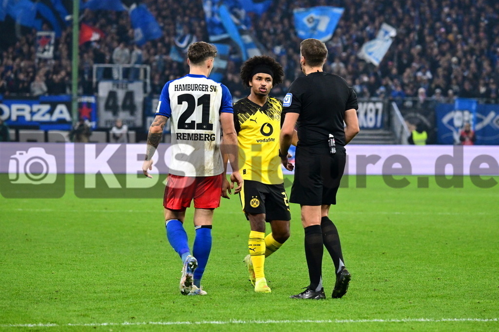 KBS Picture_HSV-Dortmund_073 | v.l. Remberg Nicolai (HSV) , Adeyemi Karim (Bor. Dortmund) , Reichel Tobias Schiedsrichter ,Sportplatz :  Volksparkstadion, - Realisiert mit Pictrs.com
