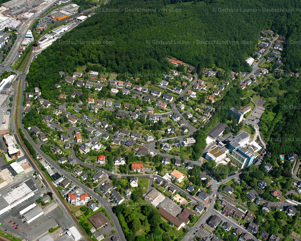 2610541 | DILLENBURG 09.06.2006 Von Wald und Forstgebieten umgebener Ortskern der Straßen und Häuser und Wohngebiete in Dillenburg im Bundesland Hessen, Deutschland // Surrounded by forest and forest areas center of the streets and houses and residential areas in Dillenburg in the state Hesse, Germany Foto: Gerhard Launer